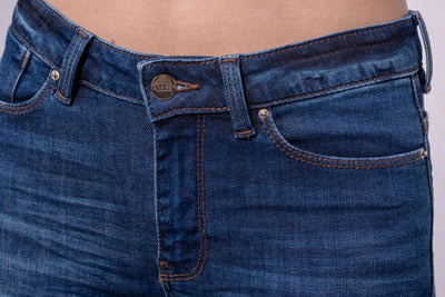 Jeans aus Bio-Baumwolle dunkelblau Damen eng Detailansicht vorne Knopf