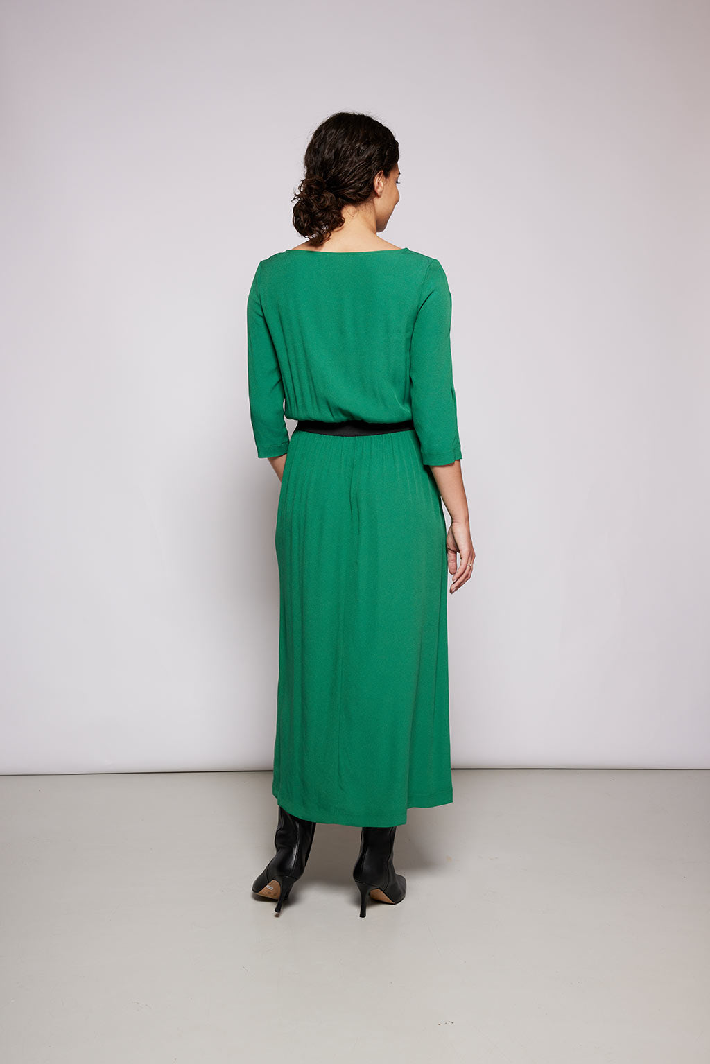 grünes langes Kleid Damen mit schwerem Gummizug tailliert Rückansicht