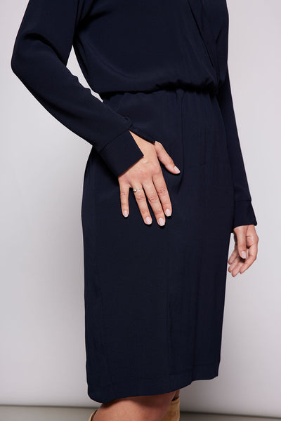 dunkelblaues Kleid Damen mit Kragendetail am Ausschnitt