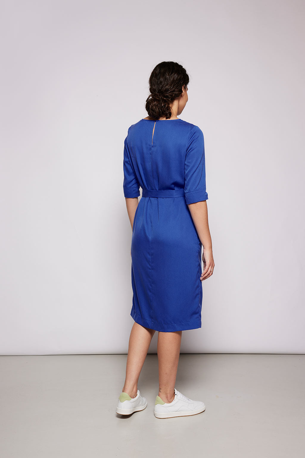 blaues Kleid mit halblangem Arm Damen mit Bindegürtel schwarze Schleife Rückansicht