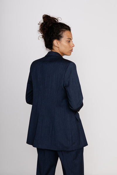 Blazer und Anzughose aus Baumwolle und Wolle in dunkelblau Rückenansicht
