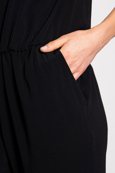 Jumpsuit schwarz Damen schmales Bein V-Rücken Gummizug Taille Detailansicht Hosentasche