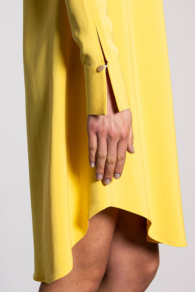 gelbes Kleid mit langen Ärmeln Damen knielang aus Lyocell Detailansicht Ärmel mit Knopf