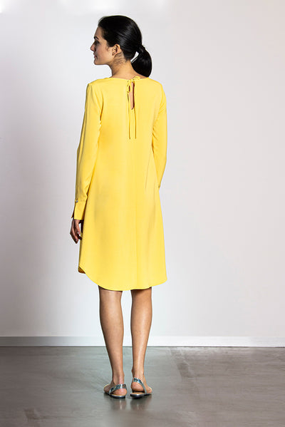 gelbes Kleid mit langen Ärmeln Damen knielang aus Lyocell Rückansicht mit Bindedetail