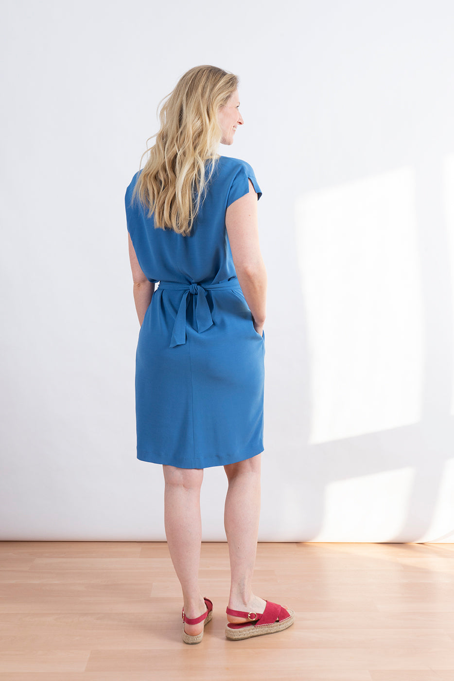 blaues Kleid Damen knielang mit Bindegürtel Rückansicht mit Gürtel hinten gebunden