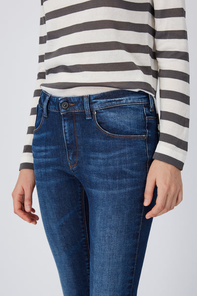 Jeans aus Bio-Baumwolle dunkelblau Damen eng Detailansicht bis Knie
