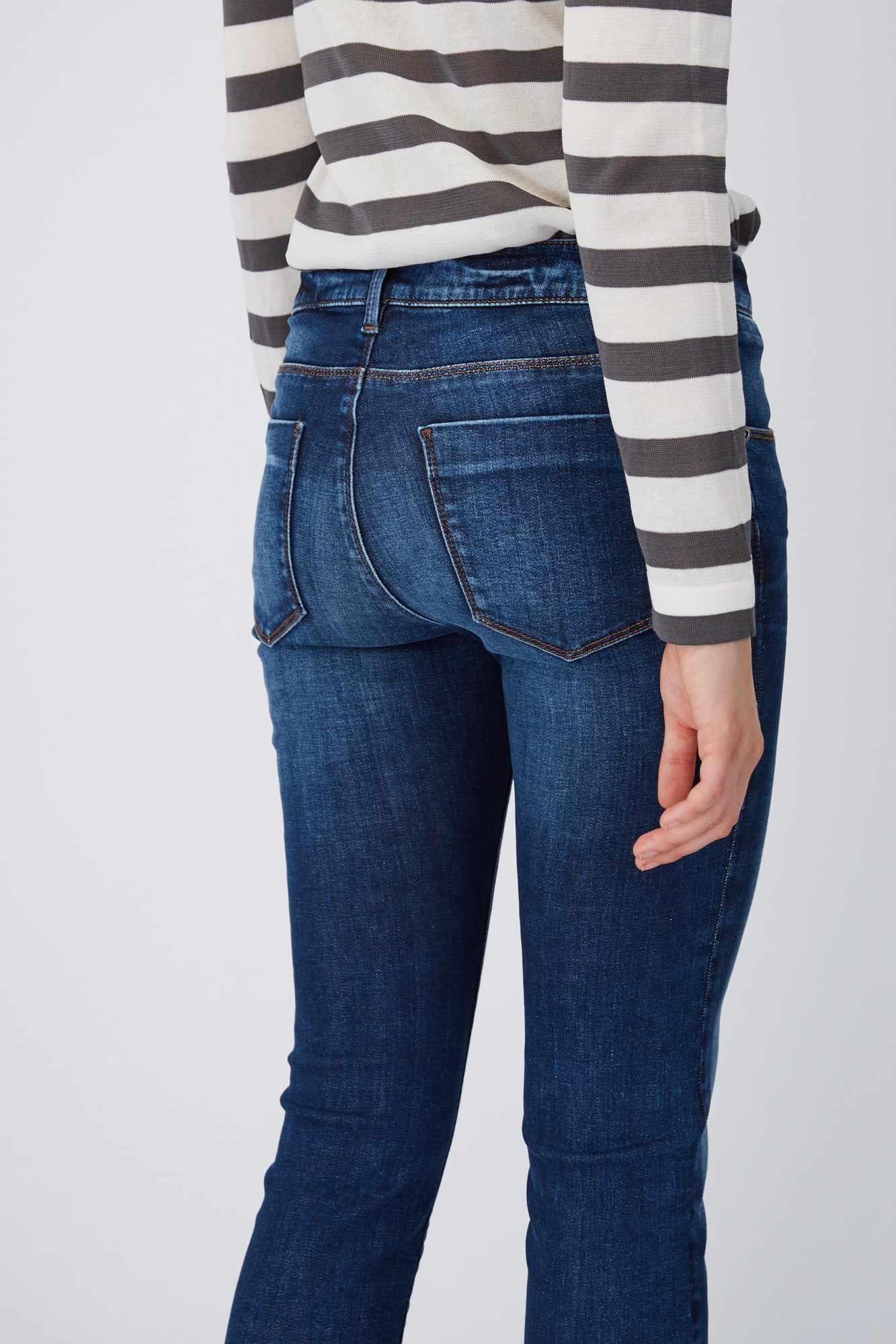 Jeans aus Bio-Baumwolle dunkelblau Damen eng Rückansicht