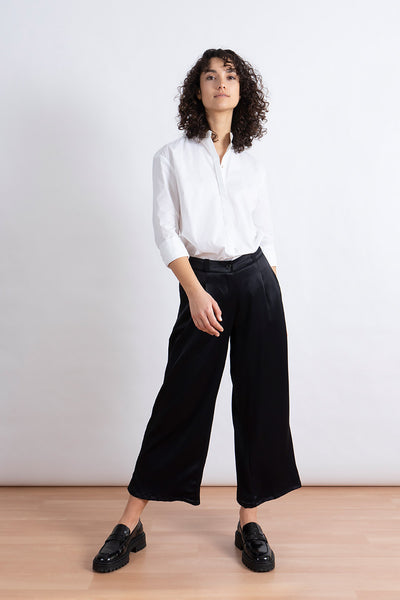 schwarze glänzende Culotte weite Hose 7/8 mit weißem Hemd