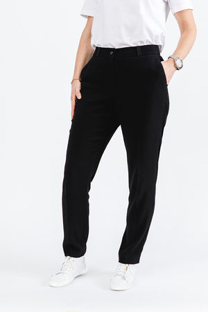 schwarze Anzughose schmales Bein Damen mit weißem Shirt