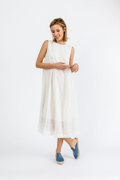 Model mit weißem besticktem Kleid