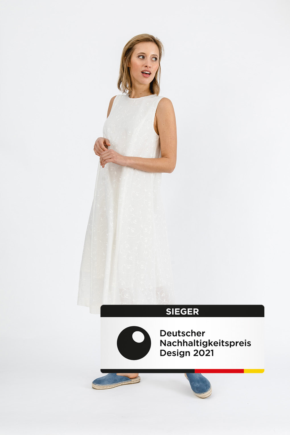 Model mit weißem besticktem Kleid