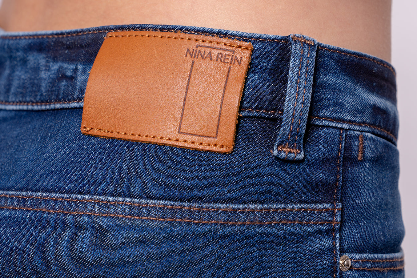 Jeans aus Bio-Baumwolle dunkelblau Damen eng Detailansicht hinten Label